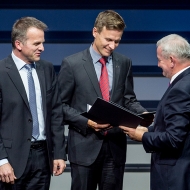 Oliver Hellmuth and Jan Plogsties together with Professor Reimund Neugebauer, President of the Fraunhofer-Gesellschaft, at the awards ceremony. | ©Torsten Silz/Fraunhofer