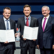 Oliver Hellmuth and Jan Plogsties together with Professor Reimund Neugebauer, President of the Fraunhofer-Gesellschaft | ©Torsten Silz/Fraunhofer