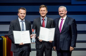 Oliver Hellmuth and Jan Plogsties together with Professor Reimund Neugebauer, President of the Fraunhofer-Gesellschaft | ©Torsten Silz/Fraunhofer