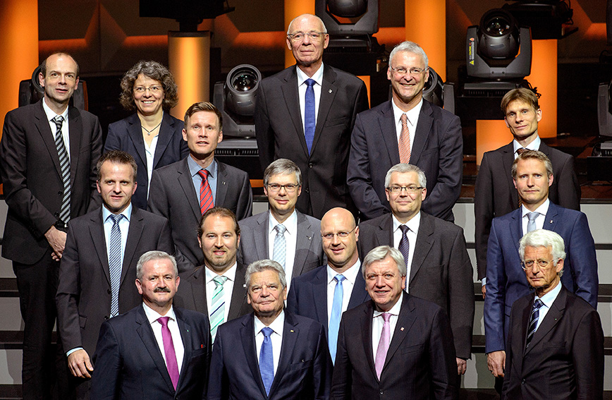 The winners of the Fraunhofer prizes 2015 together with the President of the Fraunhofer-Gesellschaft, Professor Reimund Neugebauer, and the Federal President, Joachim Gauck | ©Torsten Silz/Fraunhofer