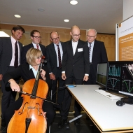 Interesting research topics at the AudioLabs: Sensors enable the exact determination of a tone pitch while a cello is being played. (From left to right): Dr. Bernhard Grill, Deputy Director of Fraunhofer IIS; Prof. Dr. Joachim Hornegger, President of Friedrich-Alexander-Universität Erlangen-Nürnberg (FAU); Dr. Florian Janik, Mayor of Erlangen; Prof. Dr. Albert Heuberger, Speaker AudioLabs and Executive Director of Fraunhofer IIS; Fabian-Robert Stöter, scientific staff member AudioLabs; Prof. Dr. Alexander Kurz, Executive Vice President Human Resources, Legal Affairs and IP Management, Fraunhofer-Gesellschaft; Dr. Sybille Reichert, Chancellor of Friedrich-Alexander-Universität Erlangen-Nürnberg (FAU) © Fraunhofer IIS/Kurt Fuchs