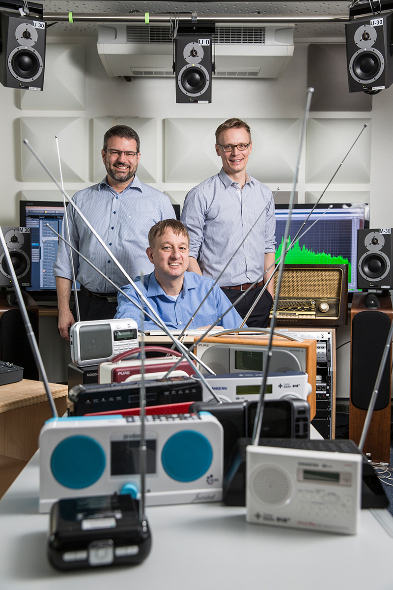 Joseph-von-Fraunhofer-Preis 2016: Alexander Zink, Martin Speitel, Max Neuendorf vom Fraunhofer IIS (vlnr) Digitalradio in Deutschland, Europa und der Welt